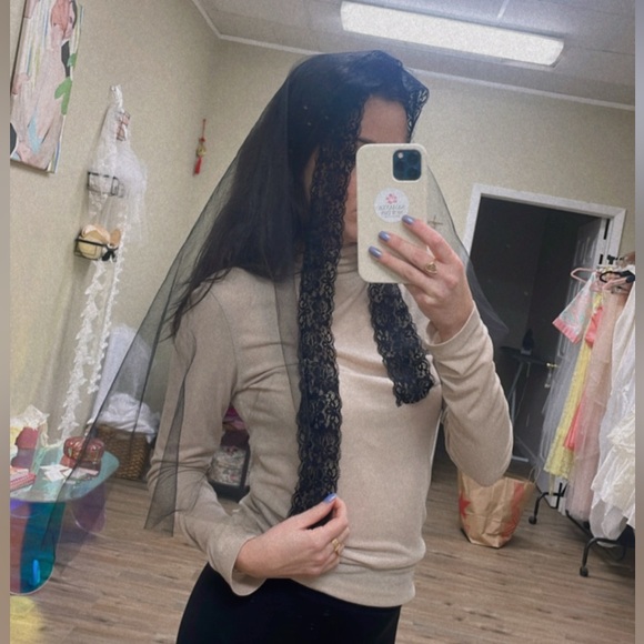 BLACK MANTILLA VEIL - Picture 2 of 3